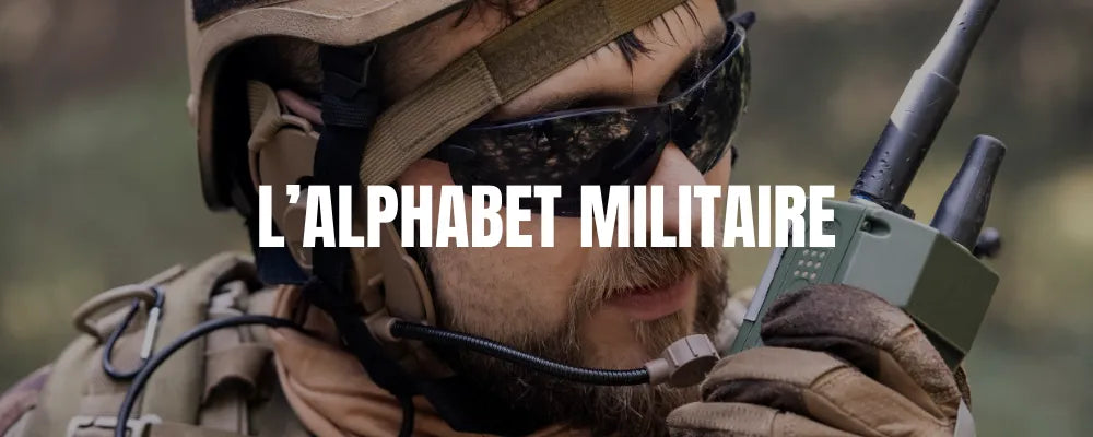 Soldat utilisant une radio pour communiquer avec l'Alphabet Militaire