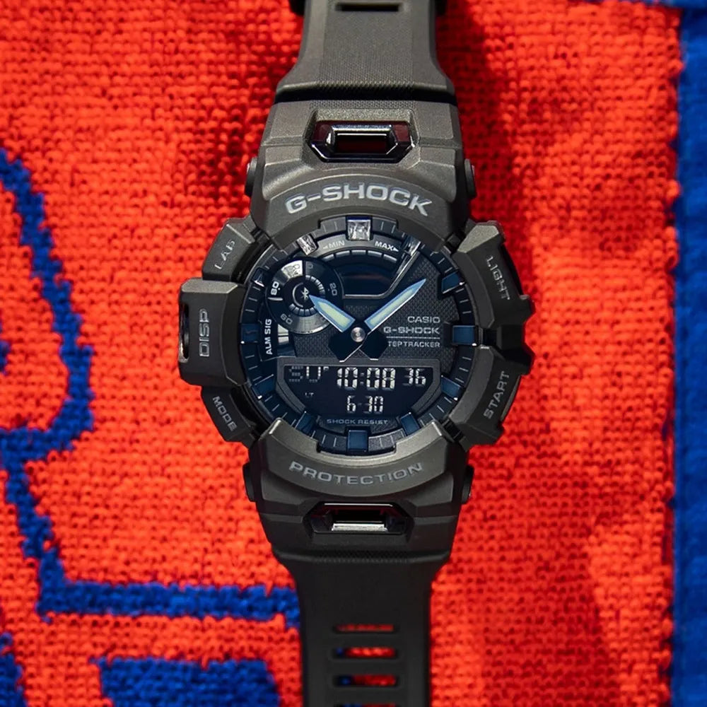 Montre Tactique G-Shock GBA-900 noir sur un tissu rouge